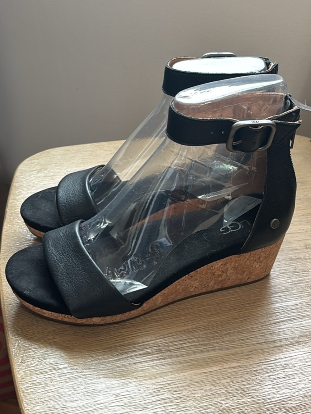 UGG Zoe Open Toes Leather Wedge Sandals In Black Women’s Sz 7